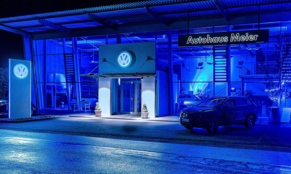 zu sehen ist die Außenansicht des Autohauses Meier in Petershagen bei Nacht